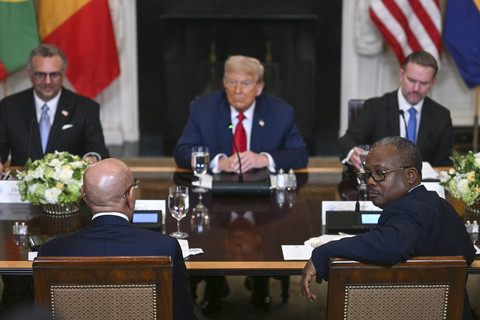 Presiden Amerika Serikat Donald Trump menyaksikan para perwakilan pemimpin Afrika menyampaikan paparan pada pertemuan makan siang multilateral dengan para pemimpin Afrika di Gedung Putih, Washington DC, Amerika Serikat, Rabu (9/7/2025). Foto: Jim Watson/AFP