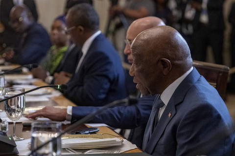 Presiden Liberia Joseph Boakai menyampaikan paparan pada pertemuan makan siang multilateral dengan para pemimpin Afrika di Gedung Putih, Washington DC, Amerika Serikat, Rabu (9/7/2025). Foto: Jim Watson/AFP
