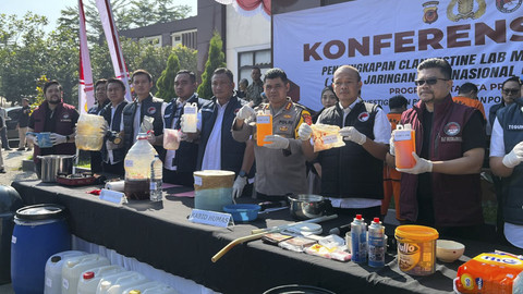Satresnarkoba Polda Jabar melakukan konferensi pers terkait penangkapan seorang WNA asal Iran atas keterlibatan dalam pembuatan narkotika jenis sabu-sabu, di Polda Jabar, Kamis (10/7/2025). Foto: ... </div>
<div class=