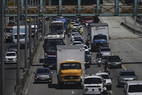 Lalu lintas di Jalan Brasil di zona utara Rio de Janeiro pada 6 November 2024. Rio de Janeiro akan menjadi tuan rumah KTT G20 pada 18-19 November 2024. Foto: Mauro PIMENTEL / AFP