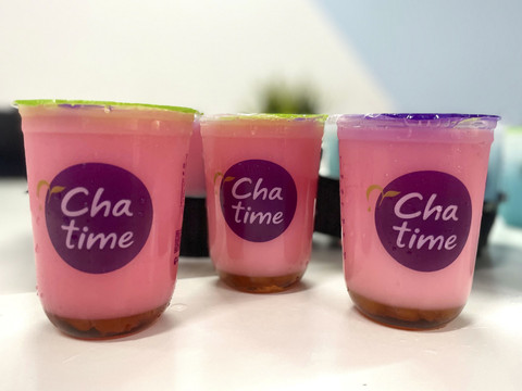 Menu baru kolaborasi Chatime dan Cimory, pink cloud yogurt. Foto: Salsha Okta Fairuz/kumparan