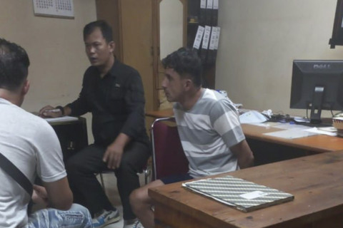 Pihak Kepolisian mengamankan orang dalam gangguan jiwa (ODGJ) inisial MAJ (37) yang membuat panik wanita inisial A (23), sehingga melompat dari lantai 19 di apartemen Kalibata City, Pancoran, Jakarta Selatan, Rabu (9/7/2025). Foto: ANTARA/HO-Dokumentasi Pribadi