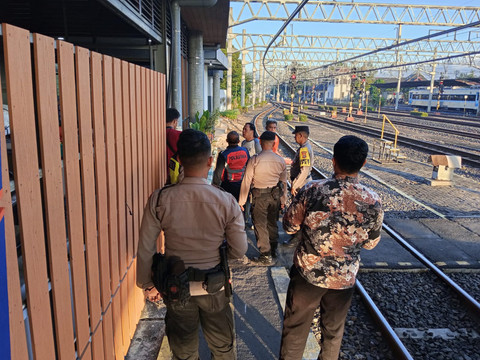 Sejumlah petugas kepolisian berada di lokasi kejadian usai seorang pria terluka usai terseret KRL sejauh 15 meter di Stasiun Lempuyangan Yogyakarta, Kamis (10/7/2025). Foto: Dok. Polresta Yogyakarta