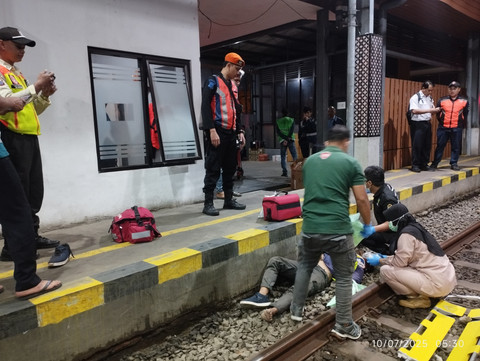 Petugas mengevakuasi seorang pria terluka usai terseret KRL sejauh 15 meter di Stasiun Lempuyangan Yogyakarta, Kamis (10/7/2025). Foto: Dok. Polresta Yogyakarta