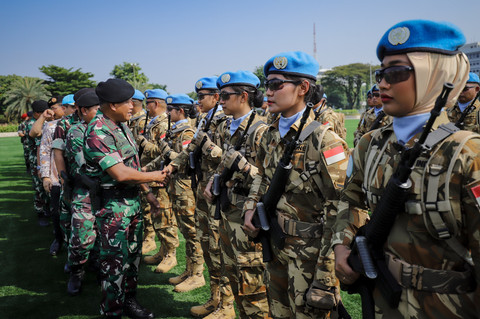 Inspektur Jenderal TNI Letjen TNI Muhammad Saleh Mustafa menyalami sejumlah anggota TNI usai upacara penerimaan Satgas KIZI TNI Kontingen Garuda XX-U MONUSCO Kongo TA 2024 di Lapangan PRIMA, Mabes TNI, Cilangkap, Jakarta Timur, Kamis (10/7/2025). Foto: Jamal Ramadhan/kumparan