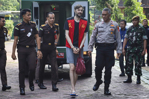 Warga negara (WN) Rusia Alexander Vladimirovich Zverev berjalan keluar dari mobil tahanan saat tiba di Kantor Kejaksaan Negeri Jakarta Selatan, Jakarta, Kamis (10/7/2025). Foto: Iqbal Firdaus/kumparan