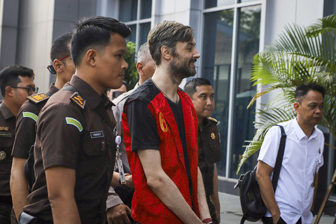 Warga negara (WN) Rusia Aleksandr Vladimirovich Zverev berjalan saat tiba di Kantor Kejaksaan Negeri Jakarta Selatan, Jakarta, Kamis (10/7/2025). Foto: Iqbal Firdaus/kumparan