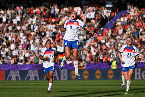 Selebrasi Timnas Wanita Inggris usai menang 4-0 atas Belanda di matchday kedua Euro Wanita 2025, Swiss, Rabu (9/7). Foto: AFP