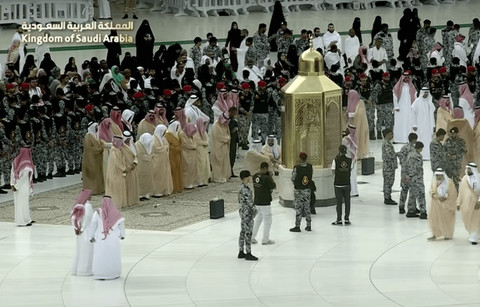 Wakil Emir Makkah dan rombongan melaksanakan salat sunah di belakang Maqam Ibrahim usai mencuci Ka'bah, Kamis (10/7/2025). Foto: Dok Makkah Live