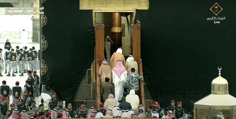 Wakil Emir Makkah dan rombongan memasuki bagian dalam Ka'bah untuk prosesi pencucian, Kamis (10/7/2025). Foto: Dok Makkah Live