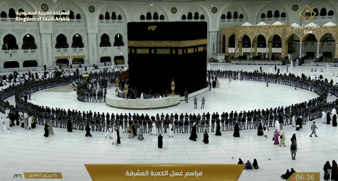 Pengamanan prosesi pencucian Ka'bah dipimpin Wakil Emir Makkah, Kamis (10/7/2025). Foto: Dok Makkah Live
