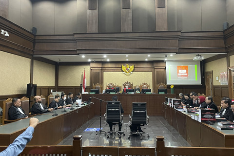 Suasana saat Sekjen PDIP Hasto Kristiyanto membacakan nota pembelaan atau pleidoinya dalam persidangan kasus dugaan suap dan perintangan penyidikan Harun Masiku di Pengadilan Tipikor Jakarta, Kamis (10/7/2025).  Foto: Fadhil Pramudya/kumparan