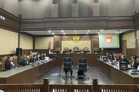 Suasana saat Sekjen PDIP Hasto Kristiyanto membacakan nota pembelaan atau pleidoinya dalam persidangan kasus dugaan suap dan perintangan penyidikan Harun Masiku di Pengadilan Tipikor Jakarta, Kamis (10/7/2025).  Foto: Fadhil Pramudya/kumparan