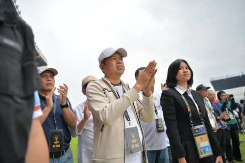 Dedi Mulyadi usai menyaksikan laga perdana antara Persib Bandung melawan Port FC (Thailand), Minggu (6/7/2025). Dok: Humas Pemprov Jabar