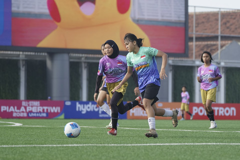 Pertandingan babak penyisihan Grup C HYDROPLUS Piala Pertiwi U14 & U16 2025 All Stars antara tim All Stars Semarang (kanan) kontra tim All Stars Sumsel (kiri) berlangsung sengit di Supersoccer Arena, Rendeng, Kudus, Selasa (9/7/2025). Foto: Dok. Piala Pertiwi