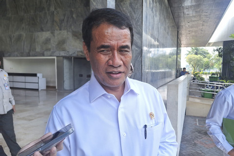 Menteri Pertanian (Mentan) Amran Sulaiman menjawab pertanyaan jurnalis saat ditemui di Kompleks Parlemen, Senayan, Jakarta Kamis (10/7/2025). Foto: Argya D. Maheswara/kumparan