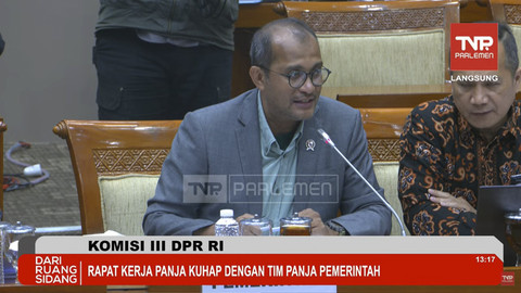 Wakil Menteri Hukum Eddy Hiarie menyampaikan paparan saat rapat panitia kerja (Panja) RUU KUHAP dengan Komisi III DPR RI bersama pemerintah di Kompleks Parlemen, Senayan, Jakarta, Kamis (10/7/2025). Foto: Youtube/TVR PARLEMEN