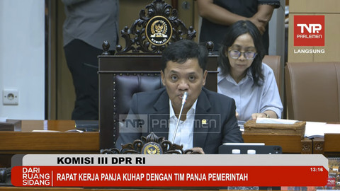Ketua Komisi III DPR RI Habiburokhman memimpin rapat panitia kerja (Panja) RUU KUHAP dengan Komisi III DPR RI bersama pemerintah di Kompleks Parlemen, Senayan, Jakarta, Kamis (10/7/2025). Foto: Youtube/TVR PARLEMEN