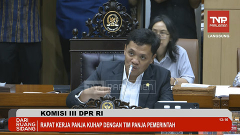 Ketua Komisi III DPR RI Habiburokhman memimpin rapat panitia kerja (Panja) RUU KUHAP dengan Komisi III DPR RI bersama pemerintah di Kompleks Parlemen, Senayan, Jakarta, Kamis (10/7/2025). Foto: Youtube/TVR PARLEMEN