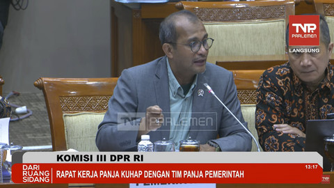 Wakil Menteri Hukum Eddy Hiarie menyampaikan paparan saat rapat panitia kerja (Panja) RUU KUHAP dengan Komisi III DPR RI bersama pemerintah di Kompleks Parlemen, Senayan, Jakarta, Kamis (10/7/2025). Foto: Youtube/TVR PARLEMEN