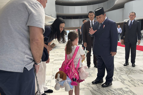 Presiden Republik Indonesia Prabowo Subianto menyapa anak kecil Brasil saat menginap sebelum bertemu Presiden Brasil Luiz Inacio Lula da Silva di salah satu Hotel di Brasil, Rabu (9/7/2025). Foto: Dok. Tim Media Prabowo