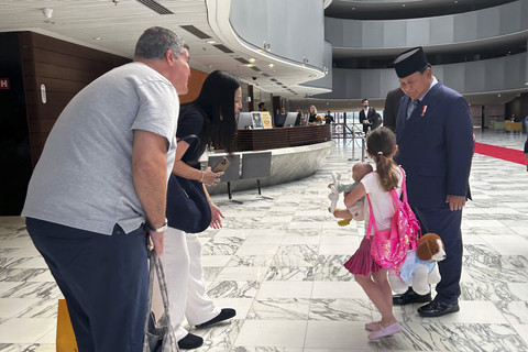 Presiden Republik Indonesia Prabowo Subianto menyapa anak kecil Brasil saat menginap sebelum bertemu Presiden Brasil Luiz Inacio Lula da Silva di salah satu Hotel di Brasil, Rabu (9/7/2025). Foto: Dok. Tim Media Prabowo