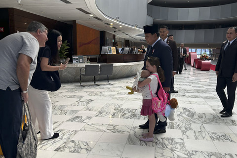 Presiden Republik Indonesia Prabowo Subianto menyapa anak kecil Brasil saat menginap sebelum bertemu Presiden Brasil Luiz Inacio Lula da Silva di salah satu Hotel di Brasil, Rabu (9/7/2025). Foto: Dok. Tim Media Prabowo
