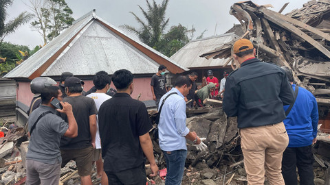 Sejumlah petugas dan warga berada di lokasi kecelakaan yang diduga disebabkan truk tronton yang mengalami rem blong di Jalan Raya Kintamani-Bangli, pada Kamis (10/7/2025). Foto: Dok. Polres Bangli