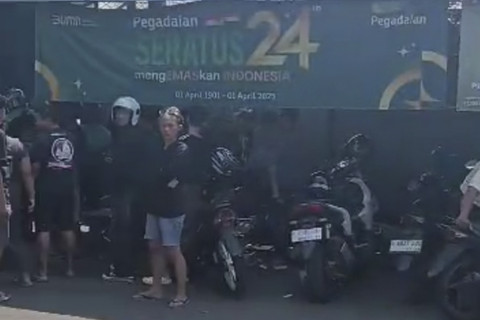 Suasana di depan Pegadaian Bojongsari, tempat penjambret diamankan, Kamis (10/7/2025). Foto: Instagram/@jamu.nesimbok