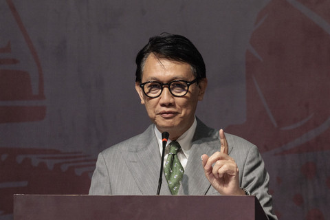 Wakil Menteri Luar Negeri Indonesia Arif Havas Oegroseno berbicara pada pembukaan Konferensi & Expo Mineral Kritis Indonesia 2025 di Jakarta, Selasa (3/6/2025). Foto: Yasuyoshi Chiba/AFP