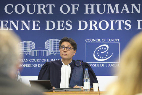 Presiden Pengadilan HAM Eropa Mattias Guyomar berbicara sebelum mengeluarkan keputusan tentang dugaan pelanggaran Rusia di Ukraina sejak 2014 di Strasbourg, Prancis, Rabu (9/7/2025). Foto: Antonin Utz/AP Photo