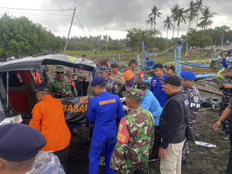 Tim SAR gabungan mengevakuasi jenazah yang diduga korban KMP Tunu Pratama Jaya pada Rabu (9/7/2025) dan Kamis (10/7/2025). Foto: Dok. Basarnas Surabaya