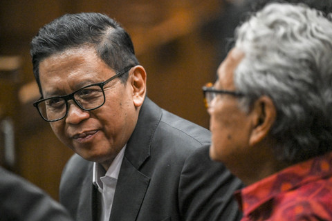 Terdakwa kasus dugaan suap pergantian antarwaktu (PAW) untuk anggota DPR Harun Masiku dan perintangan penyidikan, Hasto Kristiyanto bersiap menjalani sidang pembacaan nota pembelaan (pledoi) di Pengadilan Tipikor, Jakarta, Kamis (10/7/2025). Foto: Hafidz Mubarak A/ANTARA FOTO