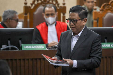 Terdakwa kasus dugaan suap pergantian antarwaktu (PAW) untuk anggota DPR Harun Masiku dan perintangan penyidikan, Hasto Kristiyanto menjalani sidang pembacaan nota pembelaan (pledoi) di Pengadilan Tipikor, Jakarta, Kamis (10/7/2025). Foto: Hafidz Mubarak A/ANTARA FOTO