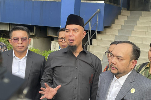 Ahmad Dhani saat menyambangi SPKT Polda Metro Jaya, Kamis (10/7/2025). Foto: Aprilandika Pratama/kumparan