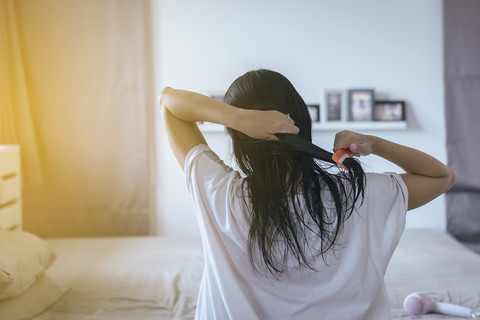 Ilustrasi perempuan menyisir rambut. Foto: GBALLGIGGSPHOTO/Shutterstock