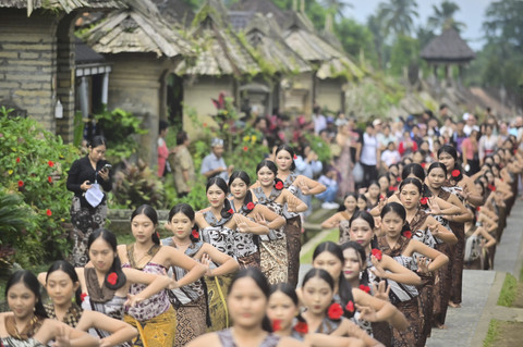Penari menampilkan tari kolosal di dekat deretan rumah tradisional saat pembukaan Penglipuran Village Festival 2025 di Desa Wisata Penglipuran, Bangli, Bali, Kamis (10/7/2025). Foto: Fikri Yusuf/ANTARA FOTO