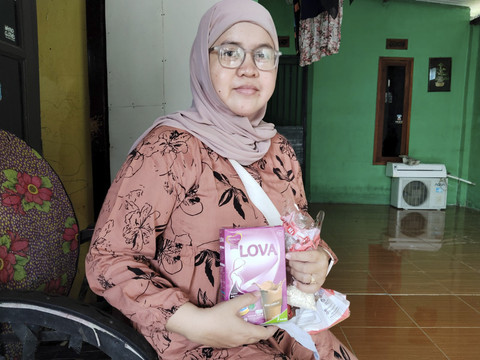 Ibu hamil bernama Rina Januarika menunjukkan beberapa menu MBG yang ia dapat, Kamis (10/7/2025). Foto: kumparan