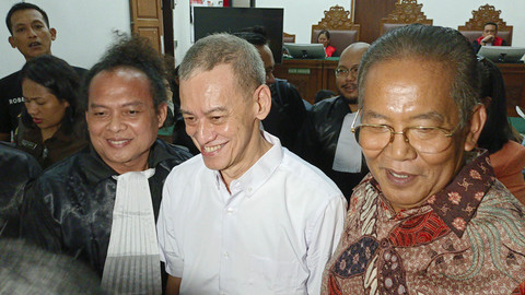 Fariz RM bersama Eks Kepala BNN, Anang Iskandar usai persidangan, Kamis (10/7/2025). Foto: Aprilandika Pratama/kumparan