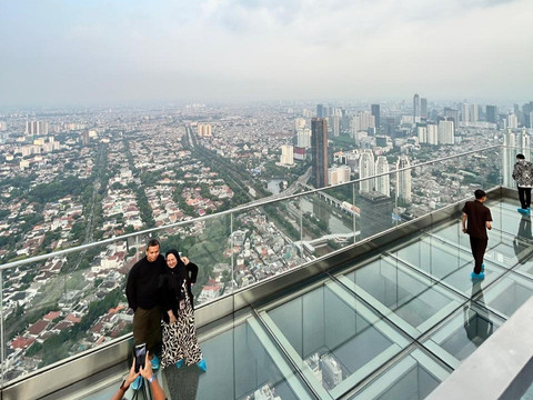 Pemandangan kota Jakarta dari Up at Thamrin Nine, Autograph Tower, Jakarta. Foto: Judith Aura/kumparan