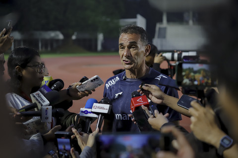 Pelatih Timnas U-23 Indonesia Gerald Vanenburg setelah melakukan sesi latihan di Stadion Madya, Komplek Gelora Bung Karno (GBK), Jakarta, Kamis (10/7/2025). Foto: Jamal Ramadhan/kumparan
