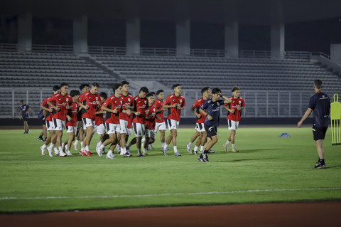 Pemain Timnas Indonesia U-23 melakukan sesi latihan di Stadion Madya, Komplek Gelora Bung Karno (GBK), Jakarta, Kamis (10/7/2025). Foto: Jamal Ramadhan/kumparan
