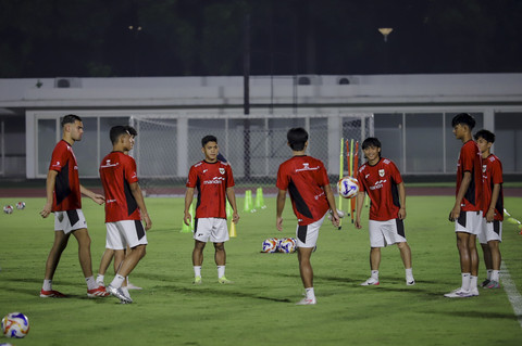 Pemain Timnas Indonesia U-23 melakukan sesi latihan di Stadion Madya, Komplek Gelora Bung Karno (GBK), Jakarta, Kamis (10/7/2025). Foto: Jamal Ramadhan/kumparan