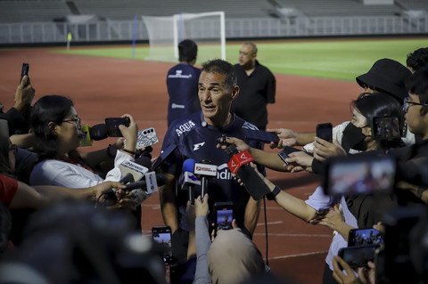 Pelatih Timnas Indonesia U-23 Gerald Vanenburg setelah melakukan sesi latihan di Stadion Madya, Komplek Gelora Bung Karno (GBK), Jakarta, Kamis (10/7/2025). Foto: Jamal Ramadhan/kumparan