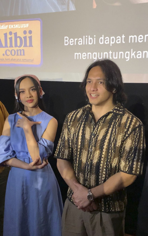 Kiri ke kanan, Lyodra dan Jefri Nichol hadir dalam konferensi pers film Alibii.com di XXI Senayan City, Kamis (10/7/2025). Foto: Vincentius Mario/kumparan