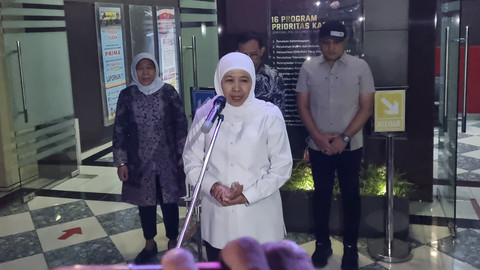 Gubernur Jawa Timur, Khofifah Indar Parawansa usai menjalani pemeriksaan sebagai saksi oleh penyidik KPK kasus dugaan korupsi dana hibah pokmas dari APDB Jawa Timur 2019-2022.di Gedung Ditreskrimsus Polda Jatim, Kamis (10/7/2025). Foto: Farusma Okta Verdian/kumparan