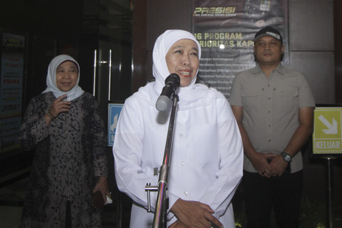 Gubernur Jawa Timur Khofifah Indar Parawansa memberikan keterangan seusai diperiksa oleh Komisi Pemberantasan Korupsi (KPK) di Polda Jawa Timur, Surabaya, Jawa Timur, Kamis (10/7/2025). Foto: Umarul Faruq/ANTARA FOTO