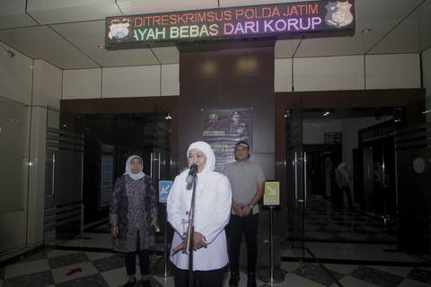 Gubernur Jawa Timur Khofifah Indar Parawansa memberikan keterangan seusai diperiksa oleh Komisi Pemberantasan Korupsi (KPK) di Polda Jawa Timur, Surabaya, Jawa Timur, Kamis (10/7/2025). Foto: Umarul Faruq/ANTARA FOTO