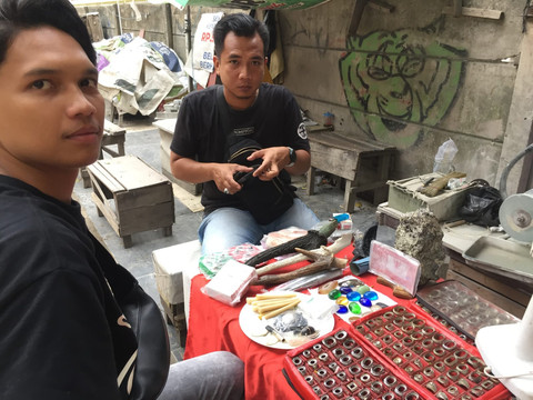 Para pembeli batu akik dari berbagai kalangan. Walaupun pedagang batu akik tidak lagi menempati gedung Pasar Cinde, namun masih banyak para pengunjung yang mampir untuk melihat koleksi batu akik/Anyelir.