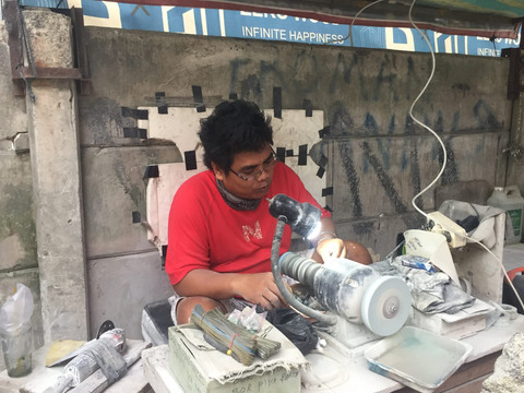 Salah satu pedagang batu akik yang telah berjualan hampir 15 tahun, Koyong Manaf/Anyelir.